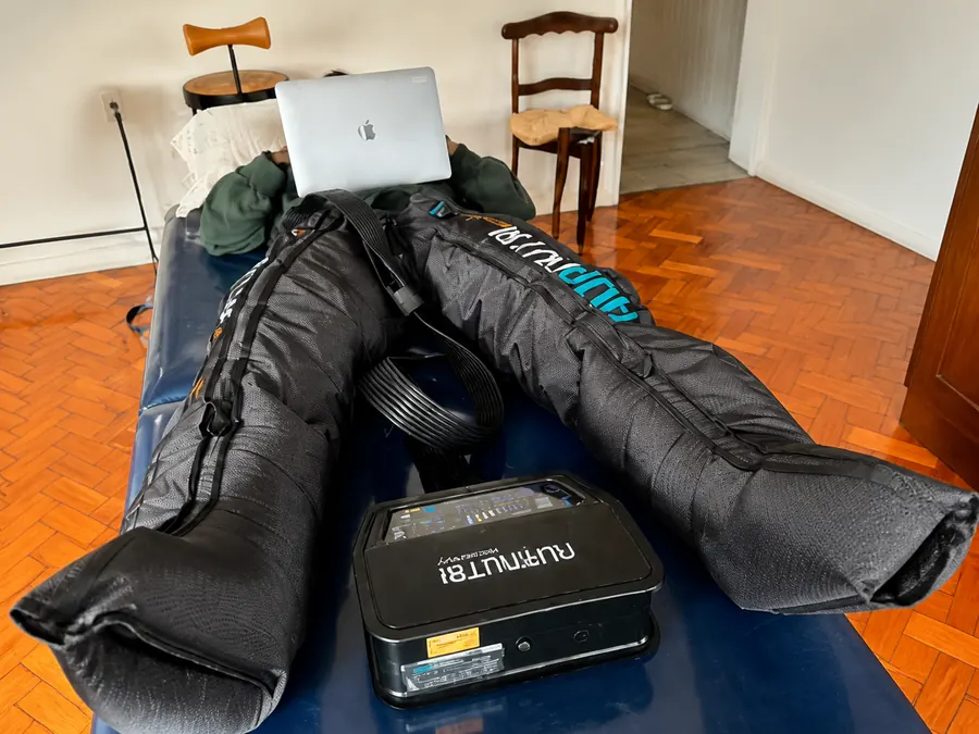 Paciente utilizando botas pneumáticas durante o atendimento